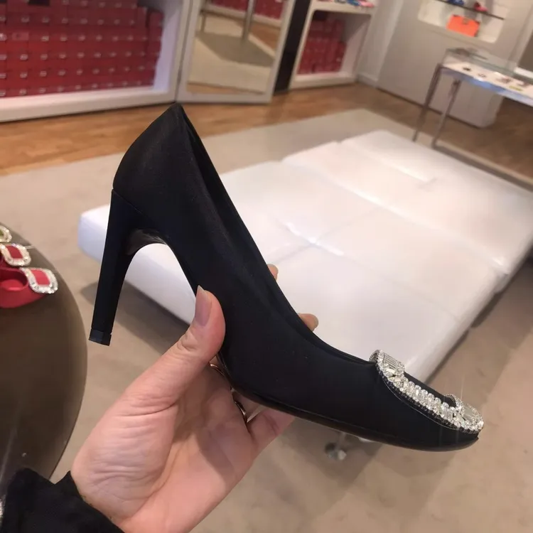 三十而已同款高跟鞋细跟2025新款百搭方扣水钻婚鞋酒红色浅口婚宴