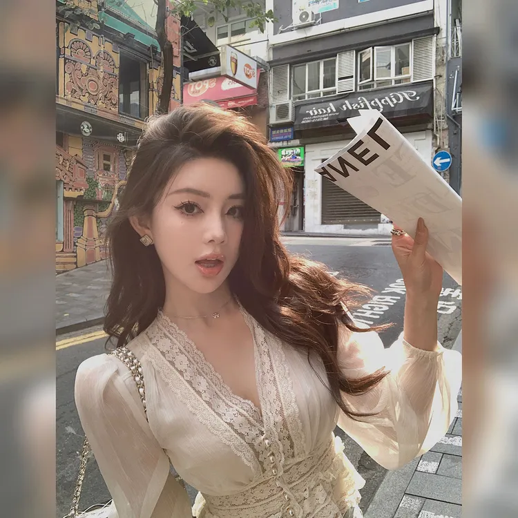 2025爆款春夏新款显瘦V领绝美蕾丝度假系列!9颗珍珠扣轻法式上衣