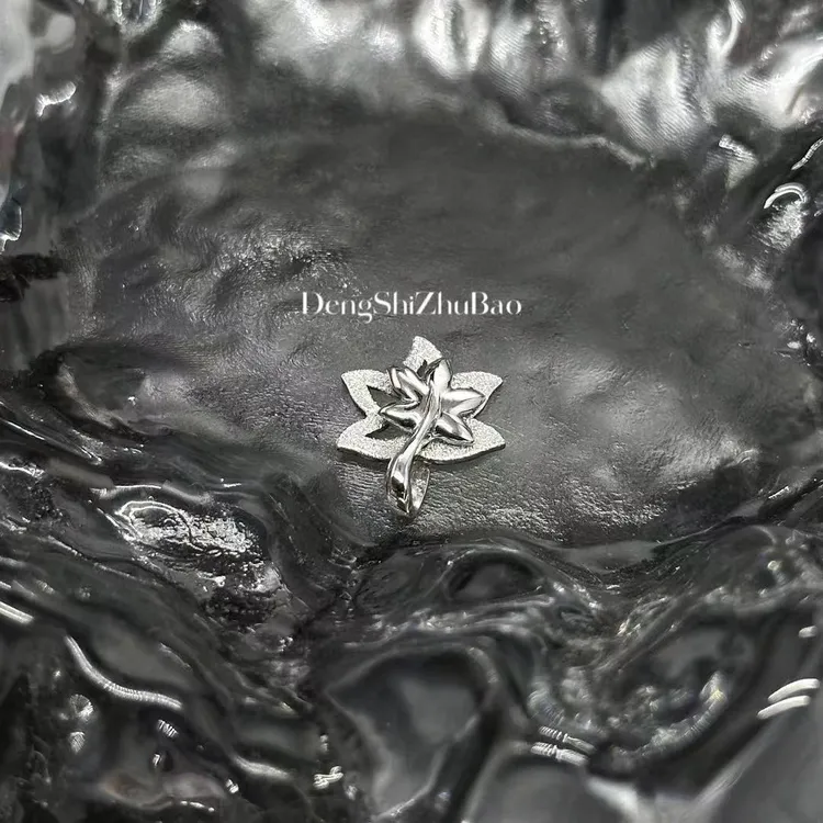 铂金PT950灵动枫叶吊坠  亮砂面工艺 简约 轻奢百搭气质 单吊坠