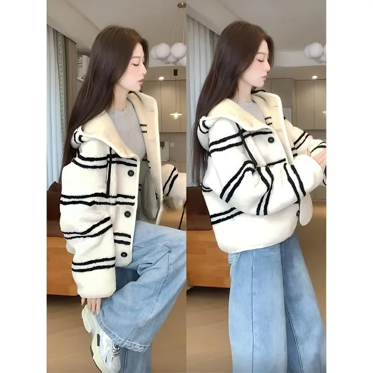 2024年秋季新款时尚穿搭女高级连帽黑白条纹短款开衫外套一体大衣