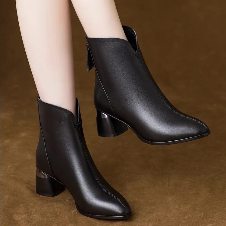 2024新款时尚小短靴粗跟秋冬季加绒高跟鞋软皮尖头马丁靴女棉皮鞋