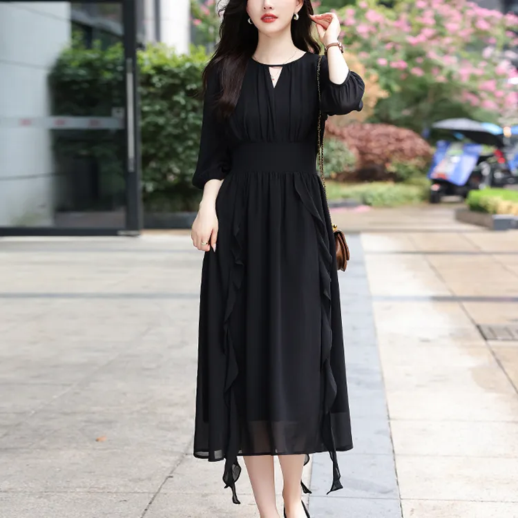 法式复古赫本风小黑裙子2024秋季新款时尚简约气质大码连衣裙女装