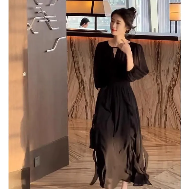 大码连衣裙秋季2024新款女装法式赫本风小黑裙气质收腰遮肚雪纺裙