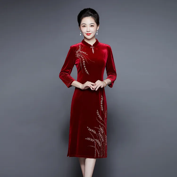 春秋结婚妈妈装办婚礼高档绣花金丝绒婚礼旗袍酒红色显瘦婚宴礼服