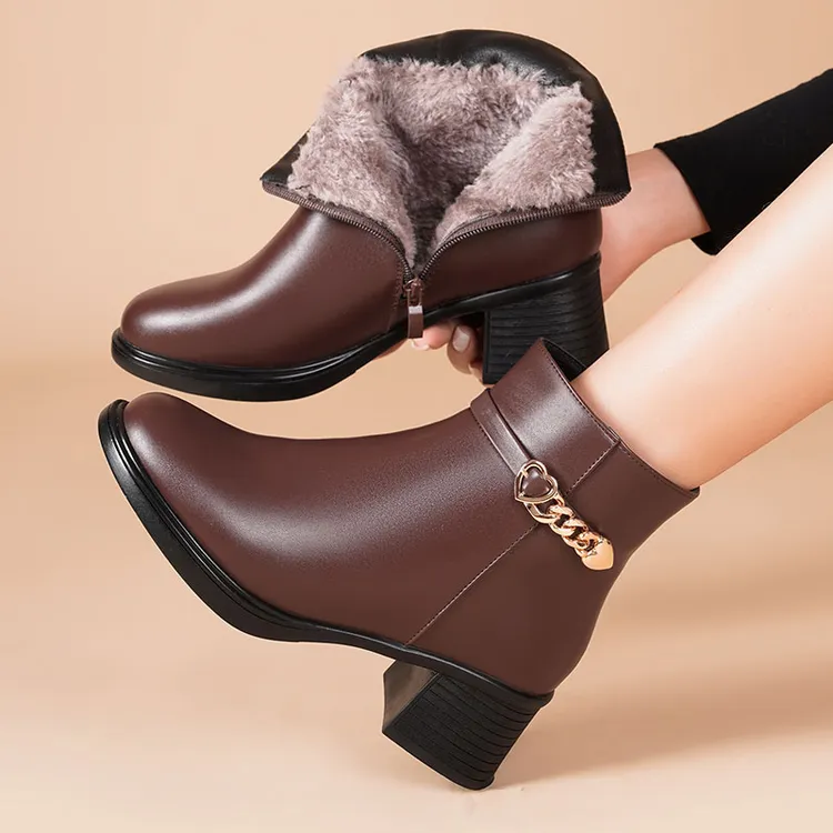 妈妈短靴子新款2025冬季保暖加绒皮鞋粗跟真皮中老年中年妇女靴子