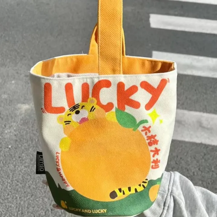 新款帆布水桶包卡通印花大吉大利时尚便当包便携可爱手提袋大容量