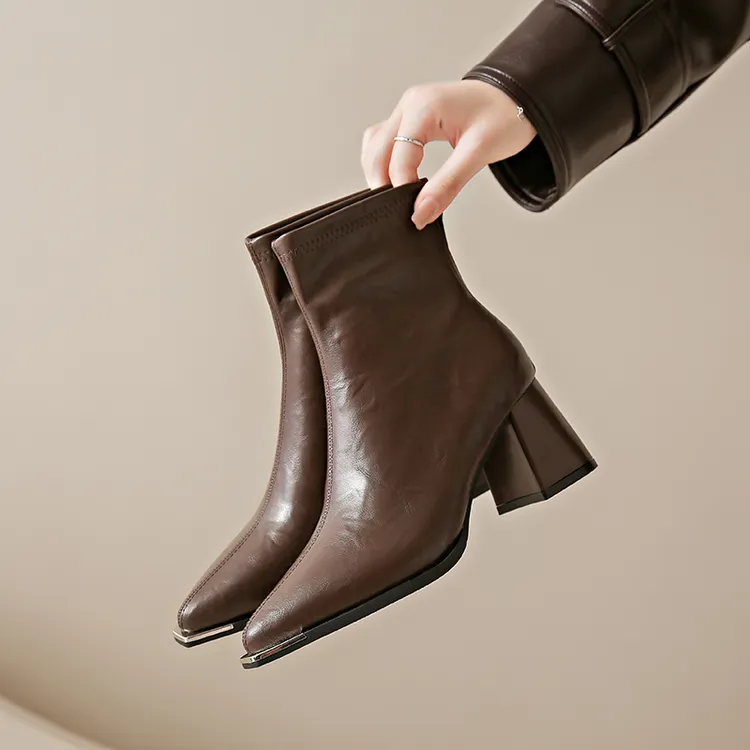 高跟靴子2024年秋冬季新款百搭时尚金属尖头马丁靴职业粗跟短靴女