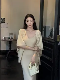 AmberSea法式百搭2025奶杏色温婉气质吊带披肩两件套长套裙7040