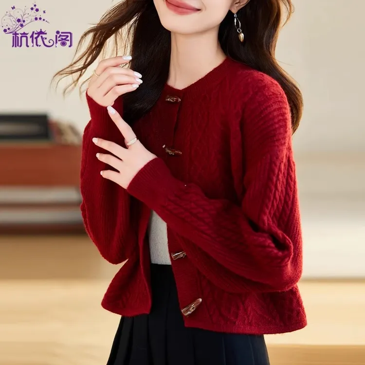 红色麻花毛衣女短款2025新款秋冬慵懒洋气牛角扣针织开衫外穿上衣