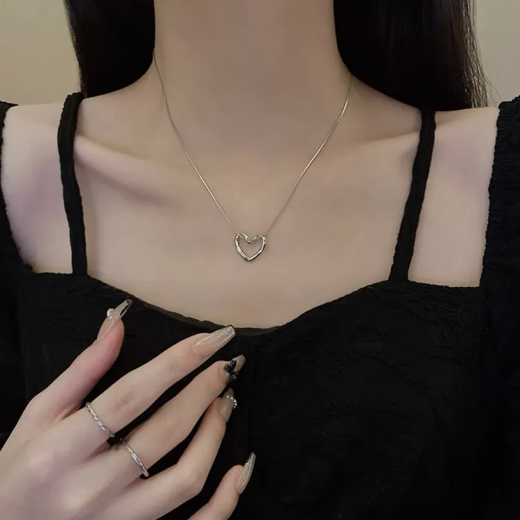 钛钢项链 轻奢镂空爱心吊坠项链 女夏时尚百搭简约ins设计感项链