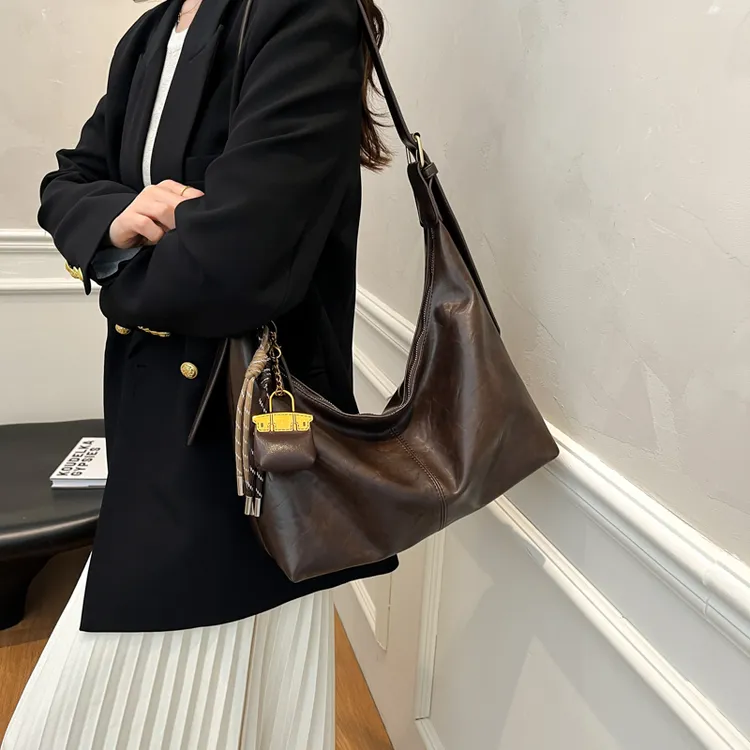 大容量包包女秋冬2024新款复古百搭单肩包休闲简约上班通勤饺子包