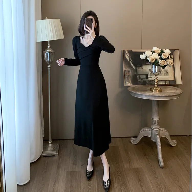 黑色长袖高档气质连衣裙女秋季显瘦高级感赫本风长裙法式时尚优雅