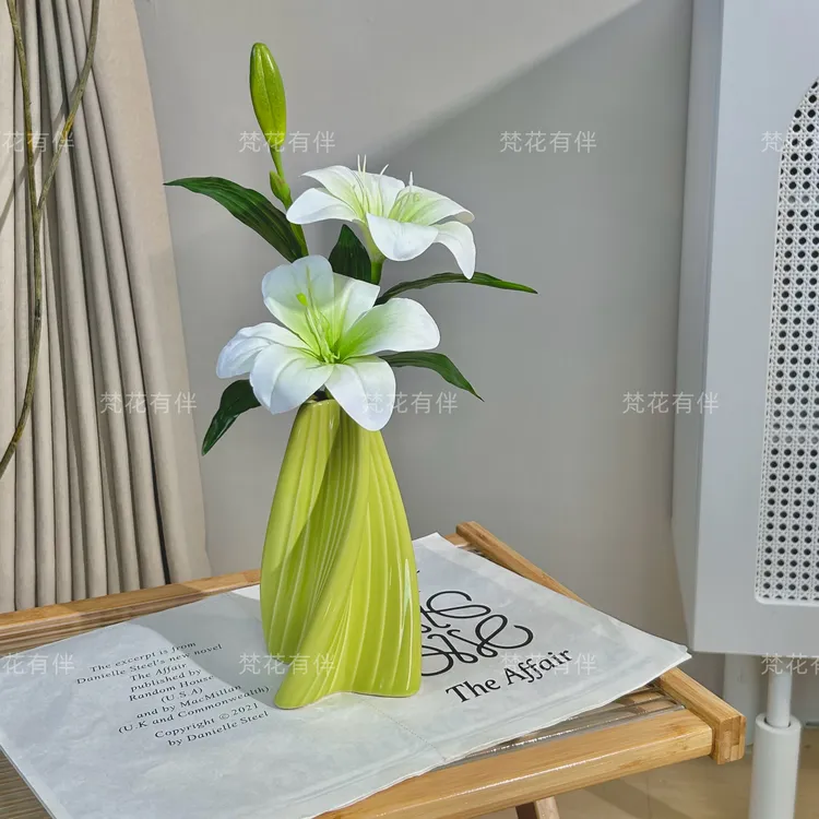 保湿手感百合花仿真花带陶瓷花瓶餐桌高档次桌面房间装饰摆件