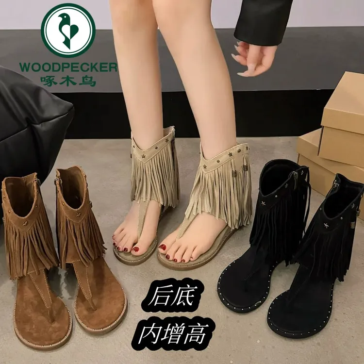 啄木鸟罗马夏日百搭铆钉流苏凉靴2025新款坡跟夹趾波西米亚凉鞋女