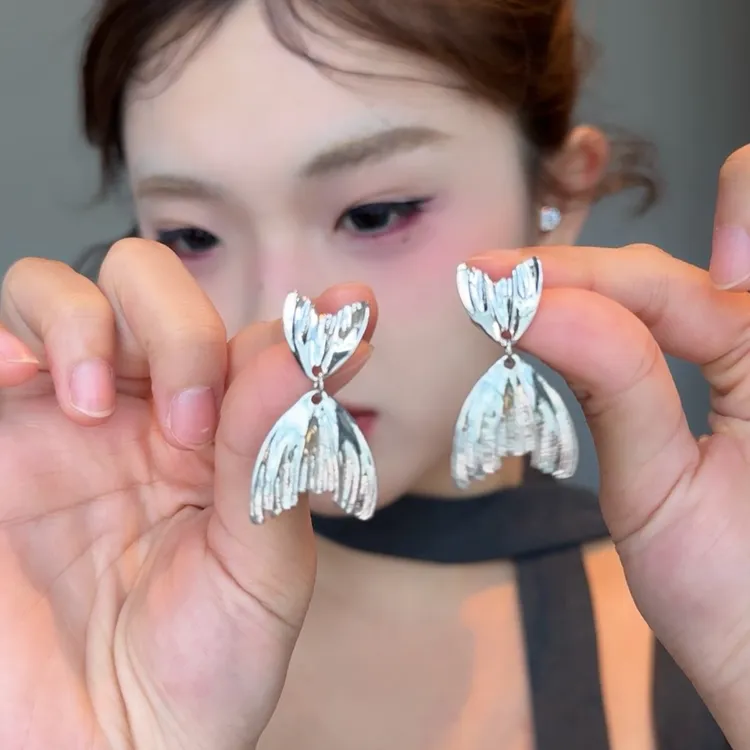铜合金耳饰 独特褶皱鱼尾耳环女显脸小众设计耳饰高级感气质耳钉
