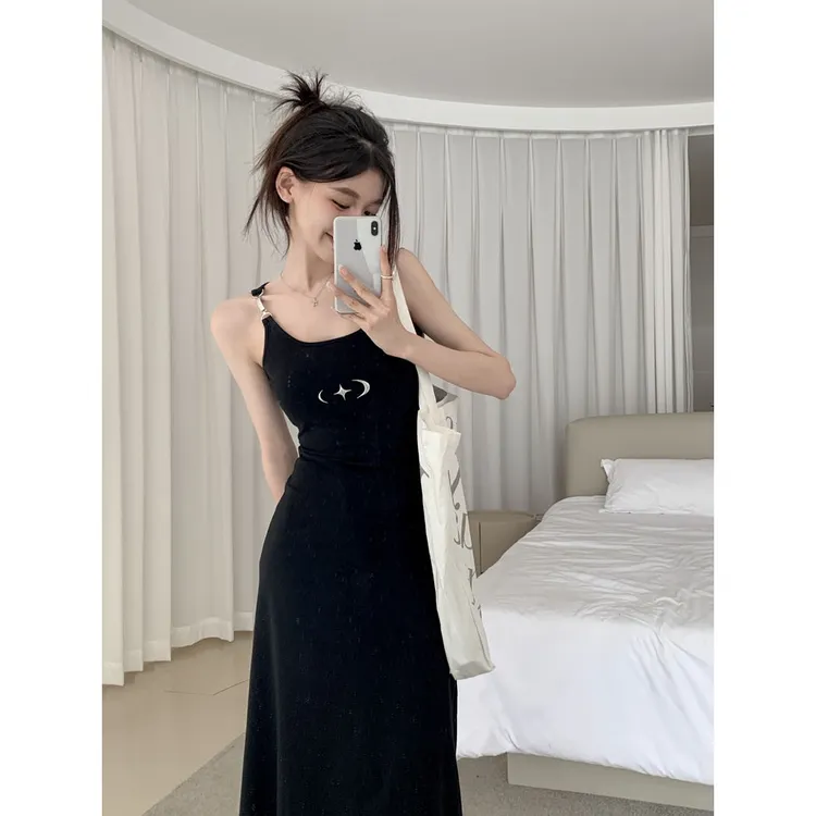欧美金属链条吊带连衣裙女夏季2023新款辣妹裙子收腰包臀中长裙