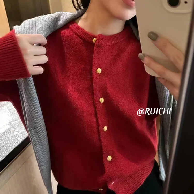 2026新款高级感红色金扣时尚针织开衫长袖宽松百搭上衣女