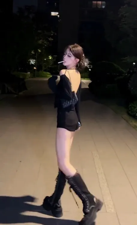 设计感小众欧美辣妹性感大露背显瘦长袖T恤+时尚百搭高腰短裤套装