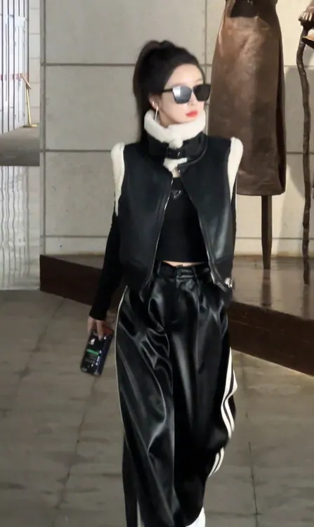 2025秋冬百搭显瘦马甲上衣女秋冬新款PU皮外套短款马夹背心冬装