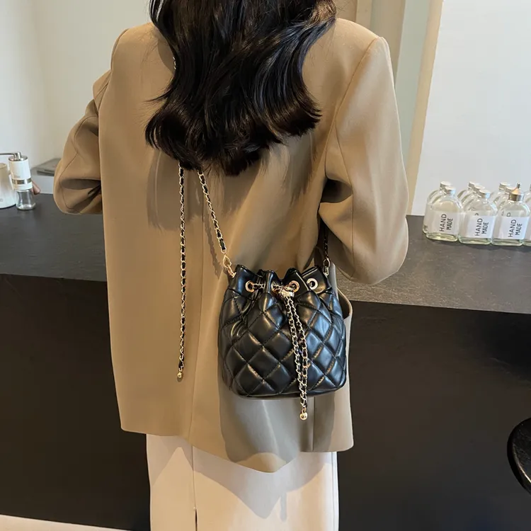 新款小众原创香风庄园水桶包包女2025新款菱格链条单肩斜跨水桶包