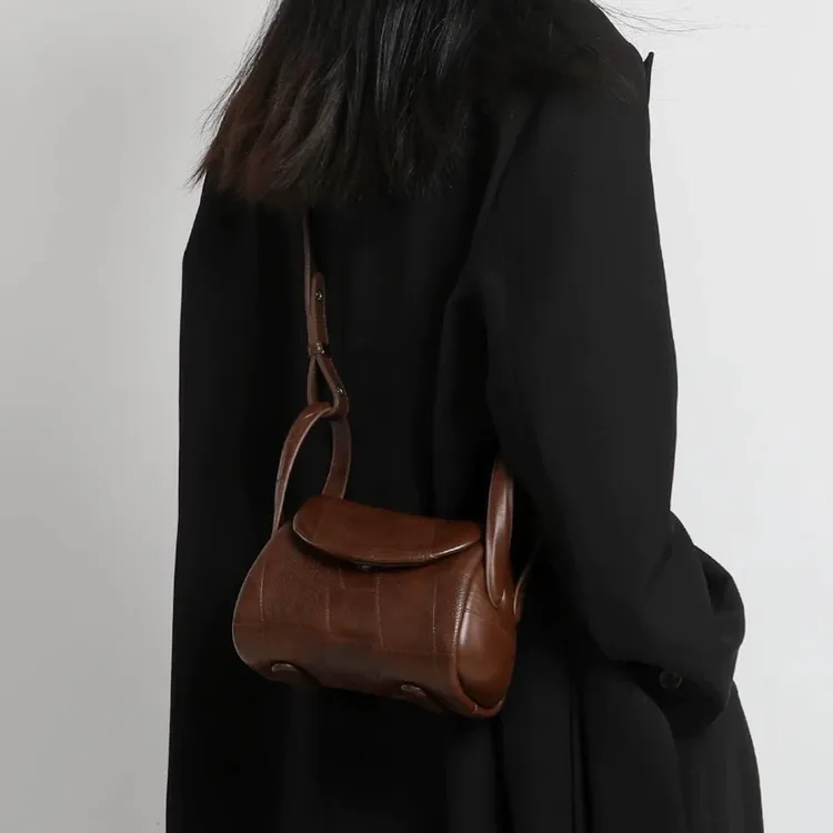 复古质感单肩斜挎小包女2025新款秋冬季轻奢小众高级感手提枕头包