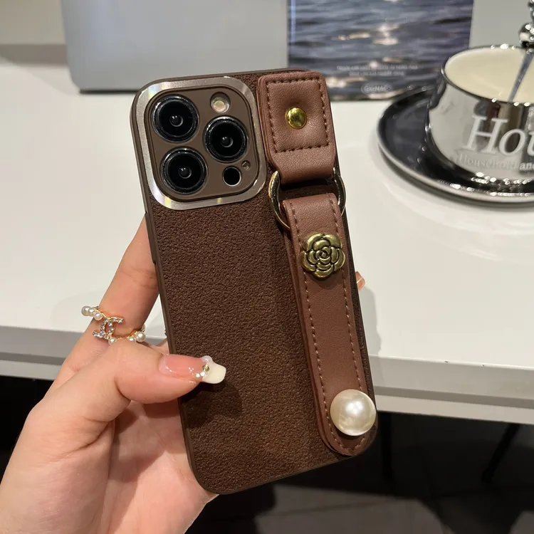 轻奢山茶花腕带适用iphone17手机壳苹果16/14/15promax女创意高档