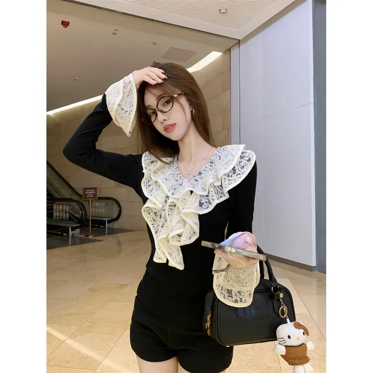 别致气质法式欧货领显瘦蕾丝上衣女秋冬新款荷叶边镂空洋气打底衫