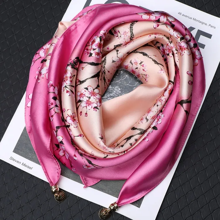 2025新款时尚热销磁吸扣70方巾女妈妈款护颈椎装饰仿真丝丝巾围巾