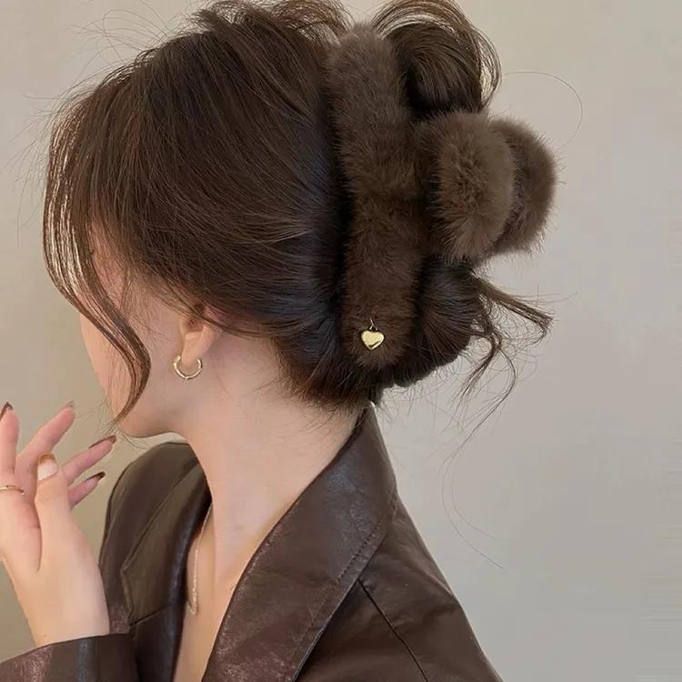 爱心毛毛抓夹女暖冬慵懒风高级感毛绒鲨鱼夹新款大号发夹头饰