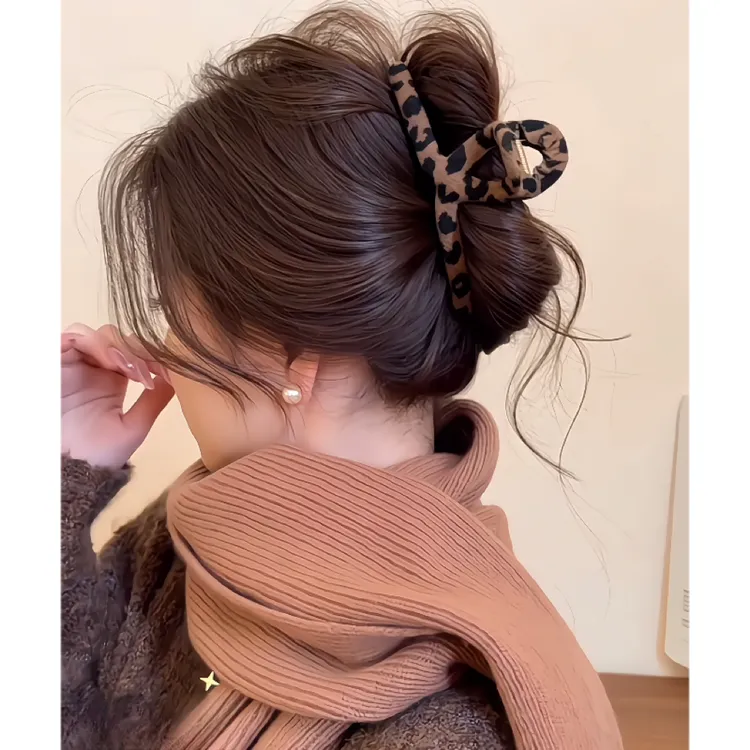 秋冬交叉豹纹发卡丝绒抓夹女新款高级感鲨鱼夹后脑勺头发夹子发饰