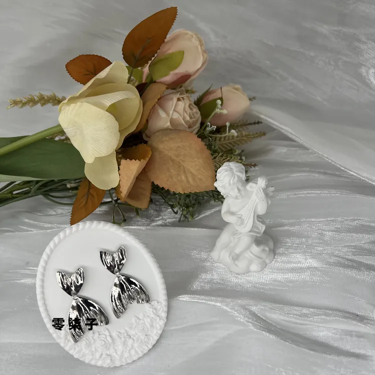 铜合金耳饰 闪亮气质简约好搭配鱼尾耳环ins设计师轻奢手工时尚