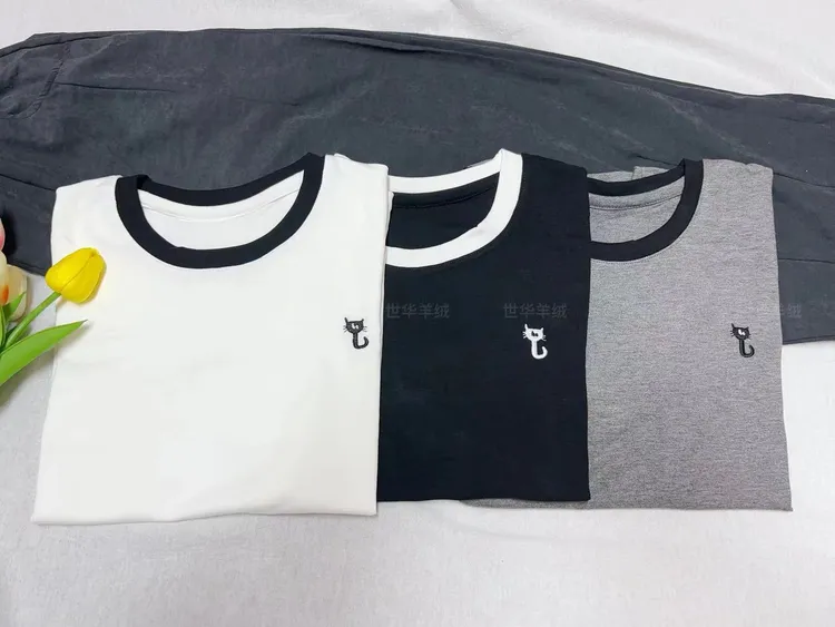 【朱朱家】夏季领口拼接万针刺绣招财猫短袖女士针织衫