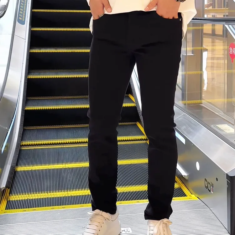 2025夏季薄款高端轻奢男士纯黑色牛仔裤百搭休闲修身小脚裤