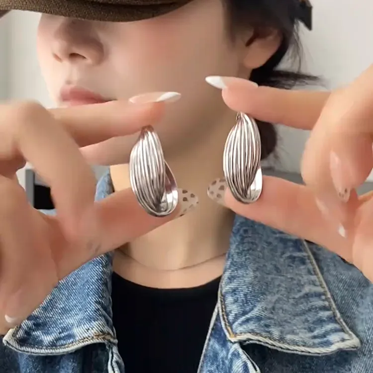 铜合金耳饰 秋季银色扭曲耳圈简约时尚个性百搭高级感圆圈耳环女