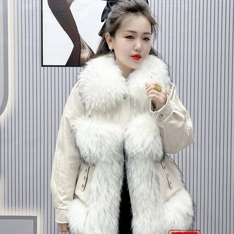 时尚巴提纹皮衣绵羊皮大梦巾款女士拼接白色拼接冬季外套百搭减龄