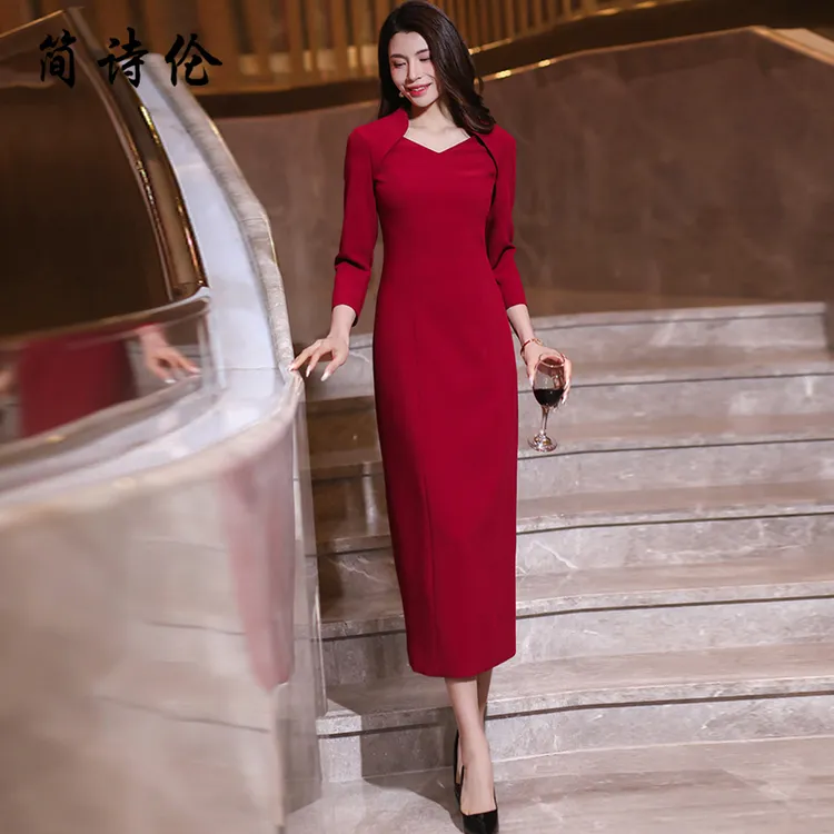 酒红色战袍领连衣裙女春季2025年新款高级感气质过膝长款礼服裙