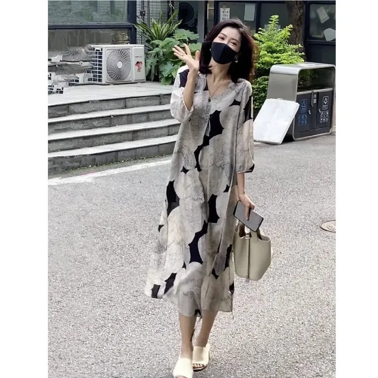 时尚设计感连衣裙女2025夏季新款气质V领七分袖休闲宽松显瘦长裙