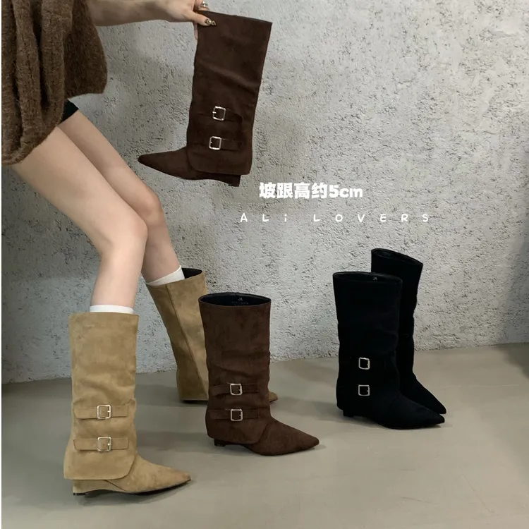 6-080新款尖头不过膝皮带扣坡跟中跟长靴高跟靴子高筒靴棕色绒