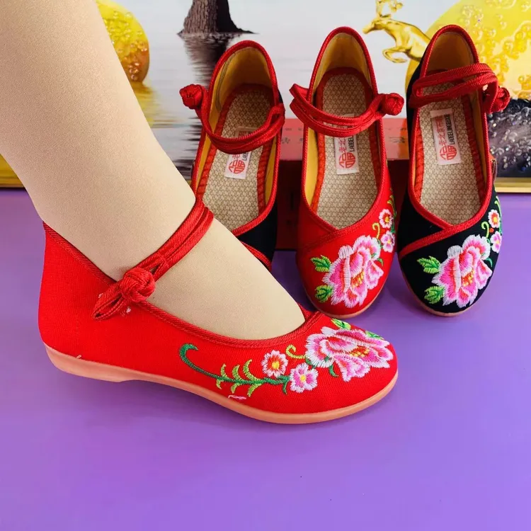 老北京布鞋复古红色民族风绣花广场舞平底软底舞蹈鞋单鞋妈妈女鞋