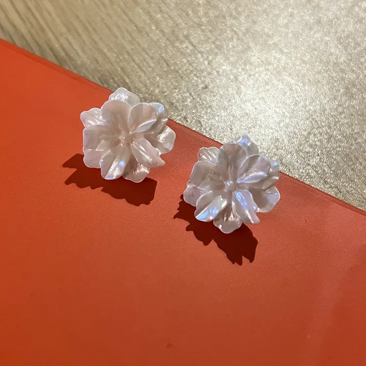 oushipei/欧诗佩 铜合金亚克力耳饰 白色山茶花耳钉温柔花朵耳环