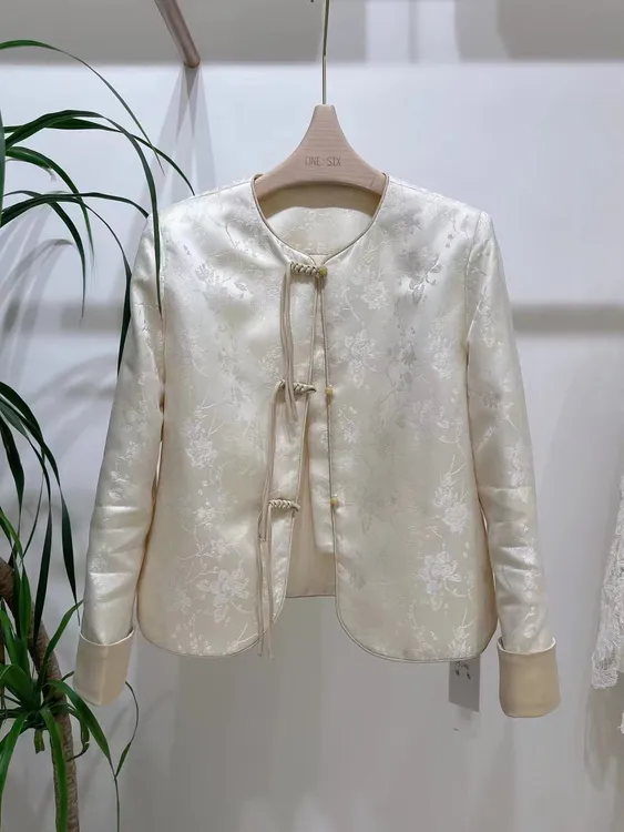 新款韩式风格简约大气，短款气质白色网红复古小香风外套