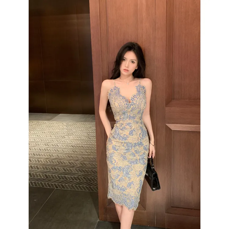 新中式国风蕾丝连衣裙女装夏季2025年V领性感纯欲风中长款抹胸裙
