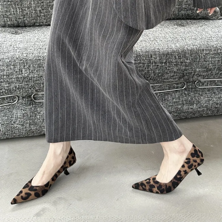 2024秋冬新款尖头浅口高跟鞋豹纹时尚百搭气质通勤低跟小猫跟单鞋