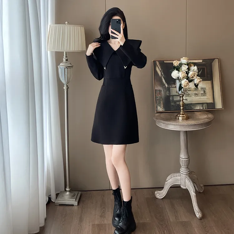 纳凡2025秋季新款超显瘦连衣裙女气质减龄黑色高级感简约V领裙子