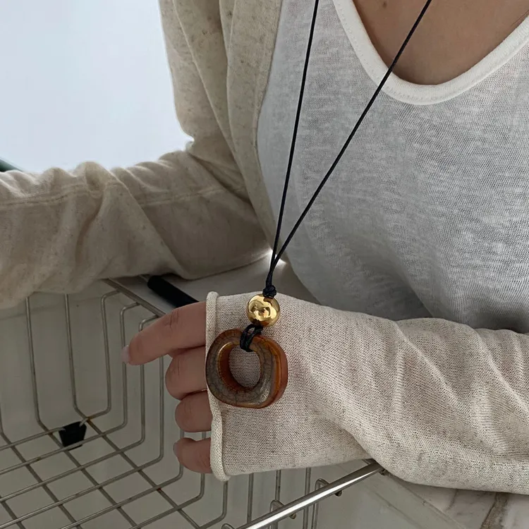 铜合金皮质项链 新款设计咖色吊坠长款项链女ins风小众百搭毛衣链