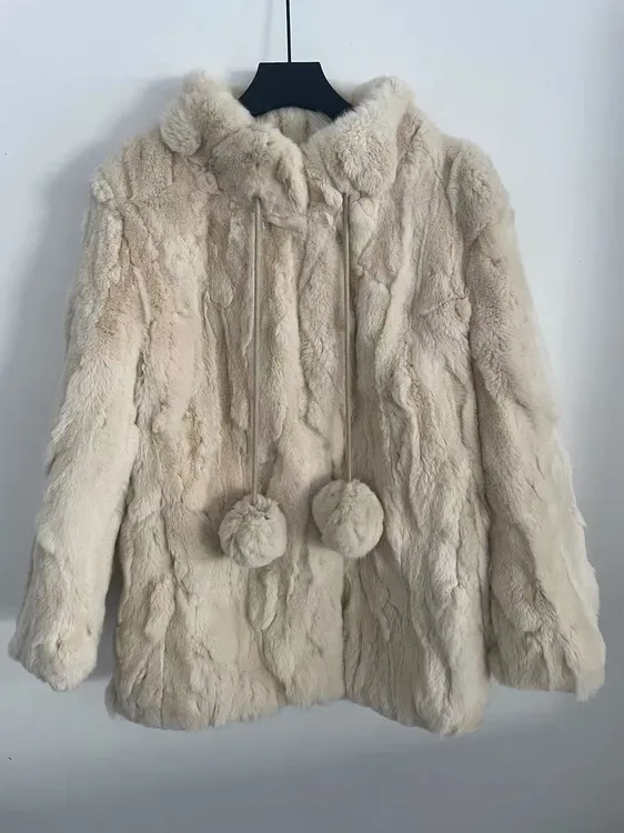慵懒风新款獭兔女皮毛一体毛球款外套