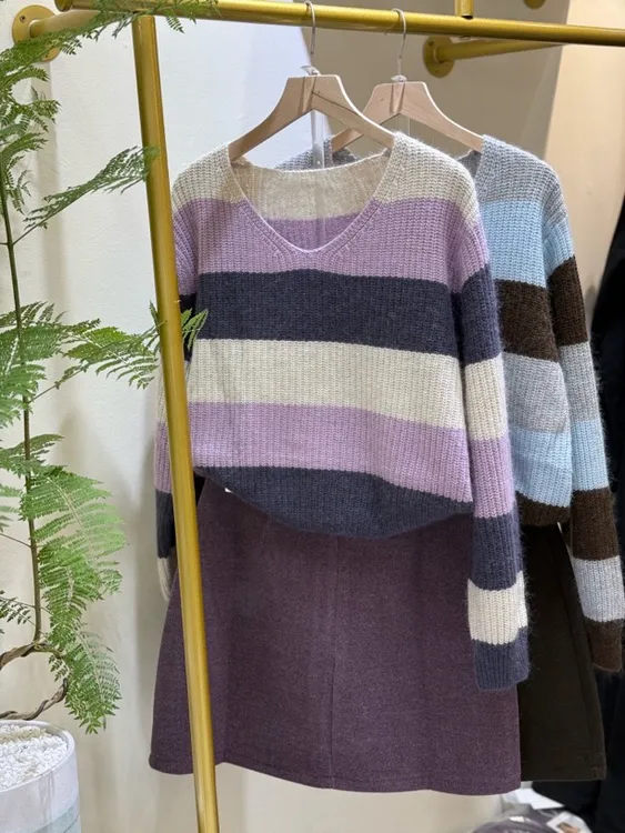 零壹 韩版年冬季宽松v领通勤休闲百搭套头浣熊条纹毛衣