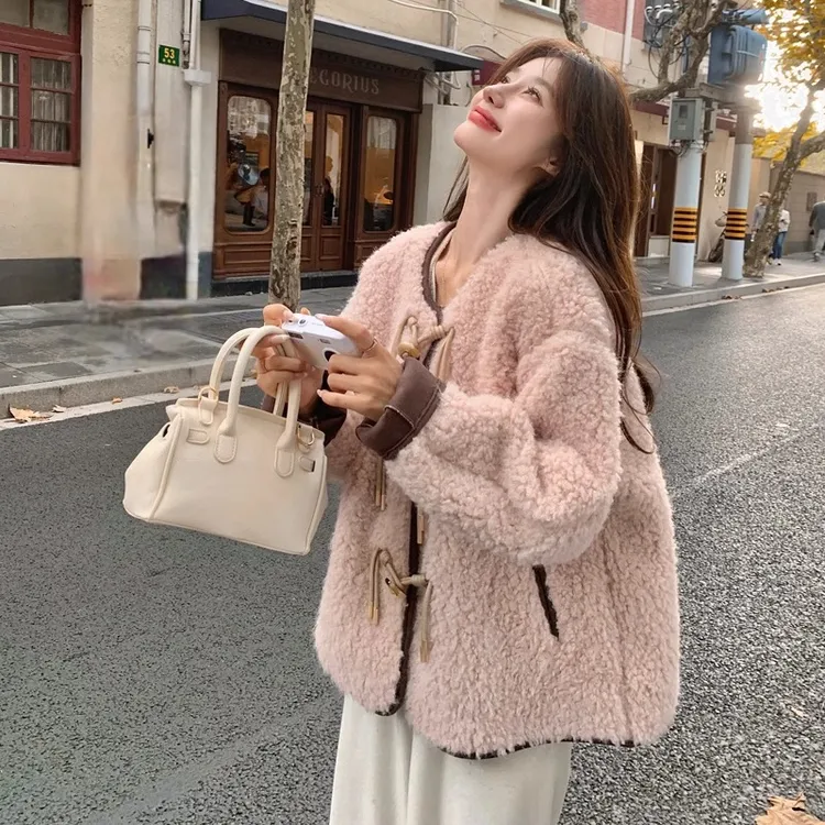 粉色皮毛一体短款外套女2024冬新款韩版高级感牛角扣仿羊羔毛上衣