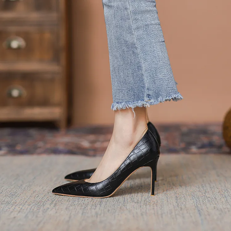 飞燕女鞋2023年新款优雅简约大气法式职业尖头细跟高跟鞋石头纹黑