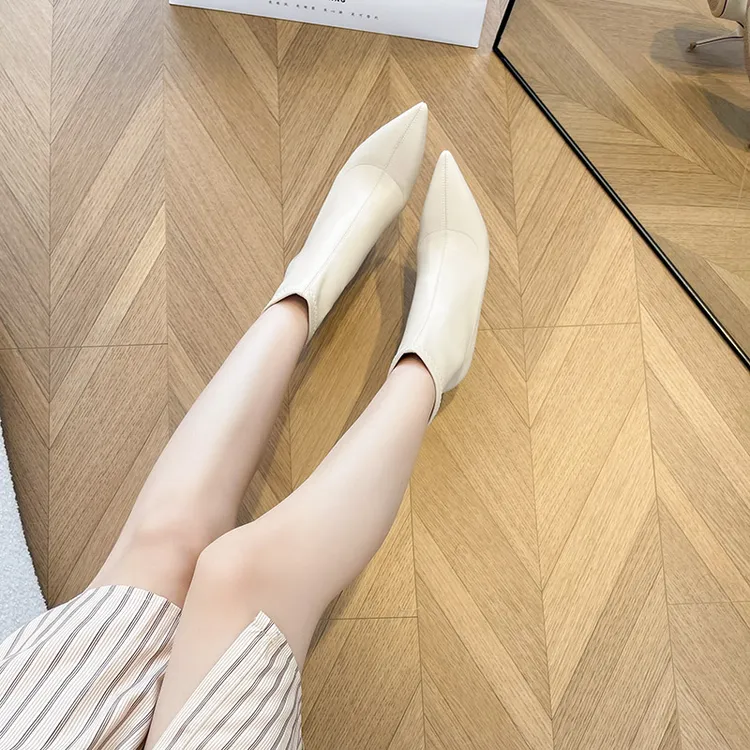 飞燕女鞋2024秋冬新款英伦风高跟靴子配裙子短靴细跟尖头真皮女靴